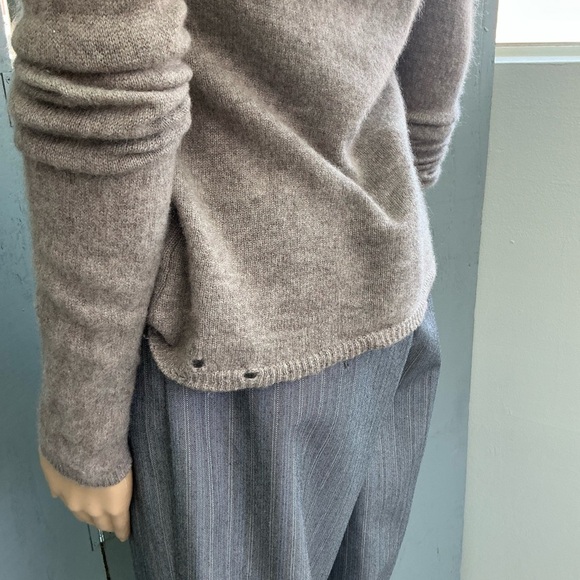 Ellen Tracy Classic Gray 100% Cashmere Long Sleeve Sweater Top Size Medium - Picture 4 of 4